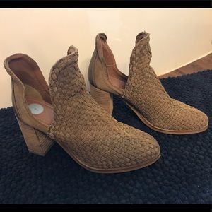 Taupe/tan woven cut out bootie